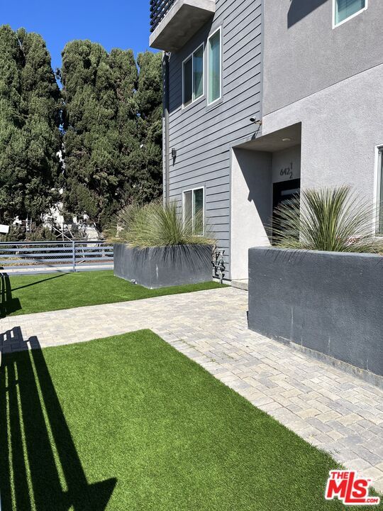 Primary Photo - 644 N Manhattan Pl