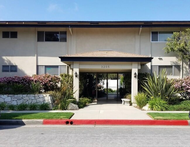 Building Photo - 3205 Merrill Dr