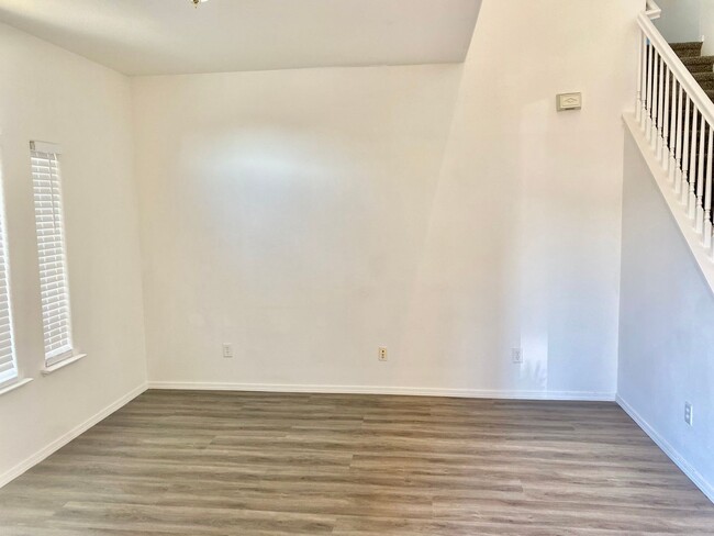 Building Photo - Spacious 4/2.5 off Fig Garden Loop