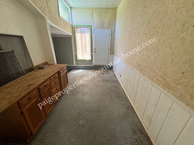 Building Photo - 4-bedroom, 3-bath Log Home in the Fairview area