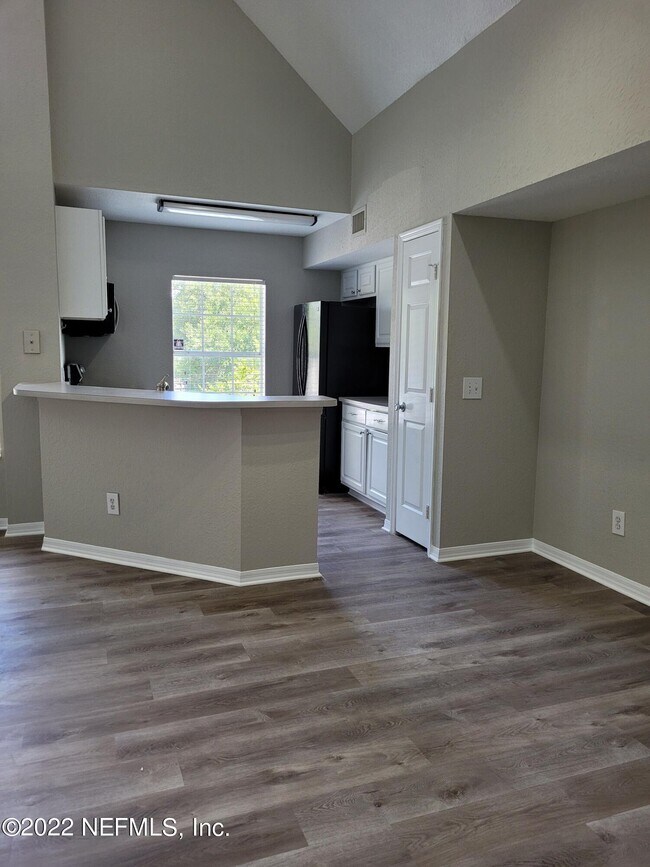 Building Photo - 13700 Richmond Park Dr N