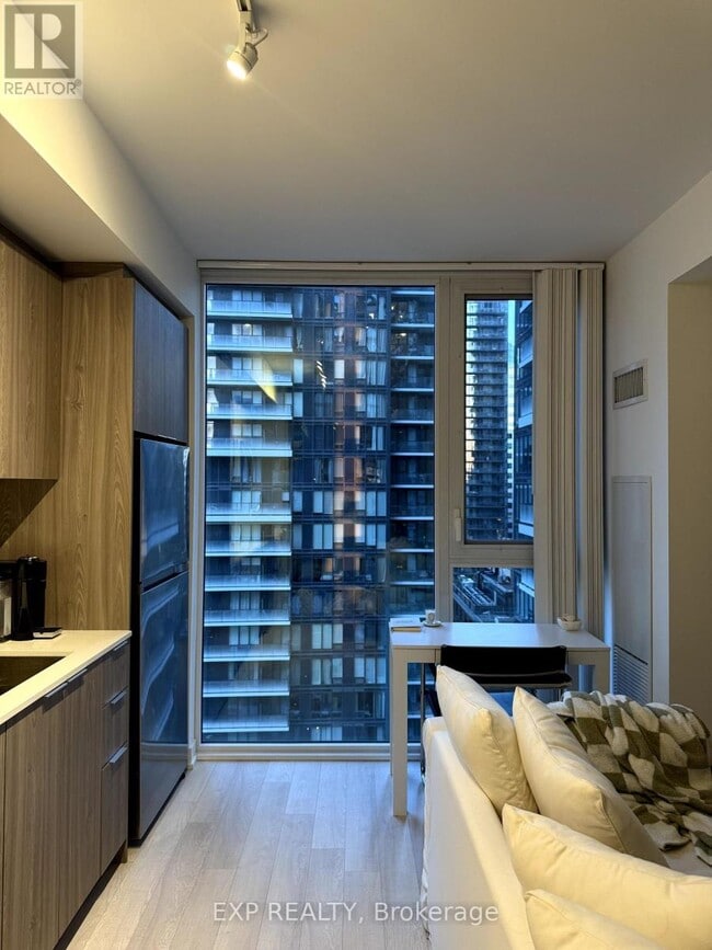 Photo du bâtiment - 357 King St W