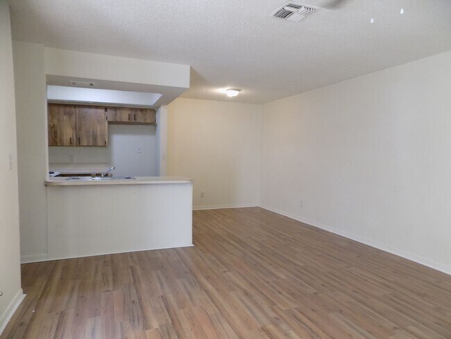 Building Photo - 2 Bedroom, 1 Bath Quadraplex Unit For Rent...