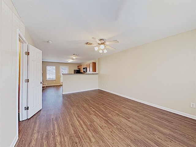 Foto del edificio - 8054 Logan Drive