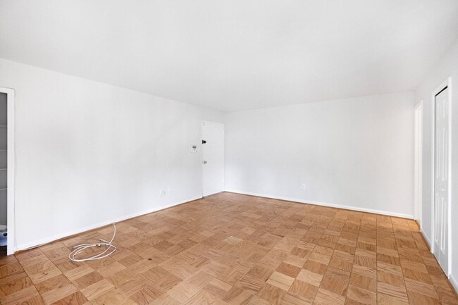 Building Photo - Lovely 2 BR/1.5 BA 2-Level Condo in Silver...