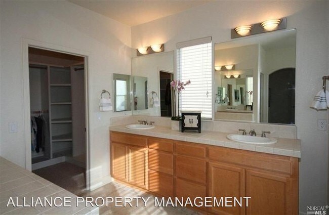 Building Photo - 421 Decanter Cir