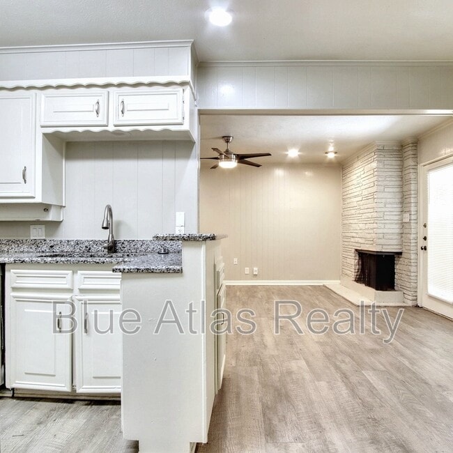 Foto del edificio - 4439 Altamesa Blvd