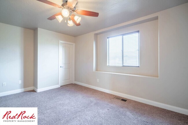 Building Photo - 3 Bedroom Townhome In Southgate Community