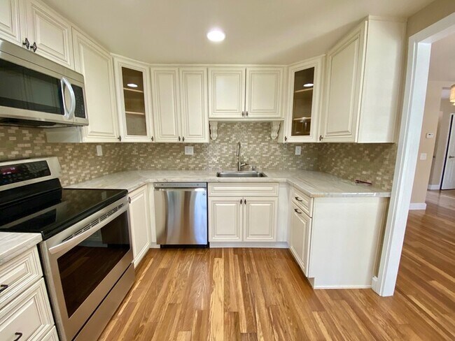 Building Photo - Ocean Views from this Newport Crest Condo