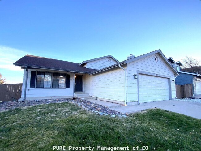 Foto del edificio - Large home in Highlands Ranch!! 4 bedrooms, 2 baths! 2-car garage!!
