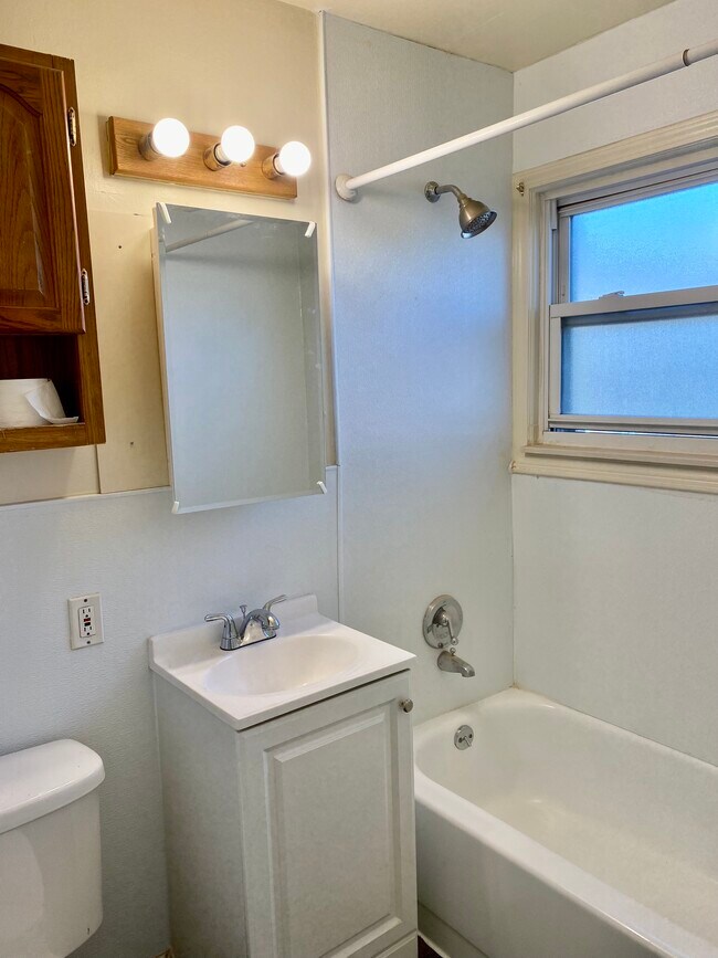 baño - 32620 Montcalm St