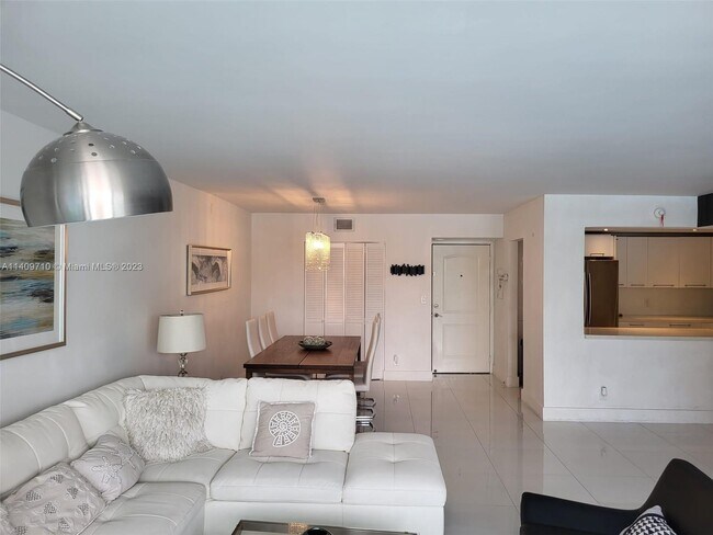 Building Photo - 100 Bayview Dr