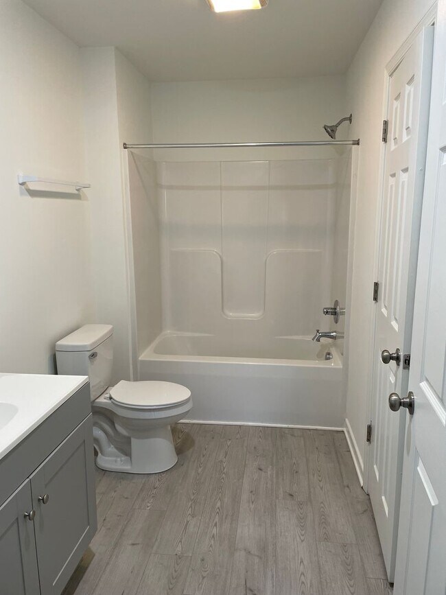 Building Photo - 3 bedroom / 1 bath apartment (downstairs) ...