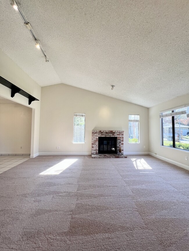 Building Photo - Gorgeous 4 bedroom 2 bath home in Folsom!