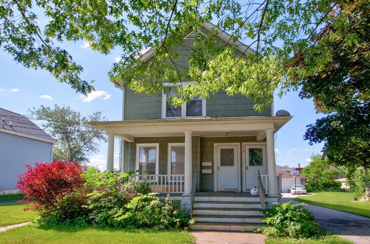 Front - 712 Richmond St