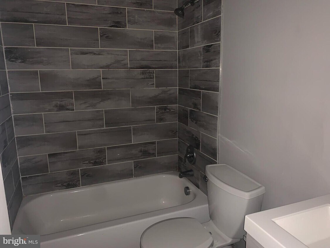 Foto principal - 7946 Summerdale Ave