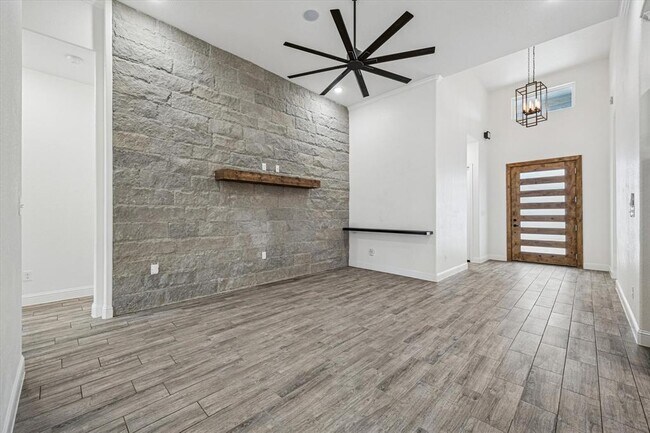 Building Photo - 136 Greg Ln