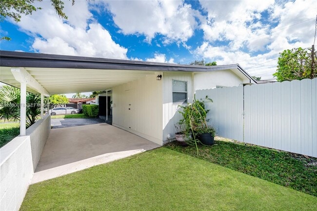 Building Photo - 8810 SW 43rd Ter