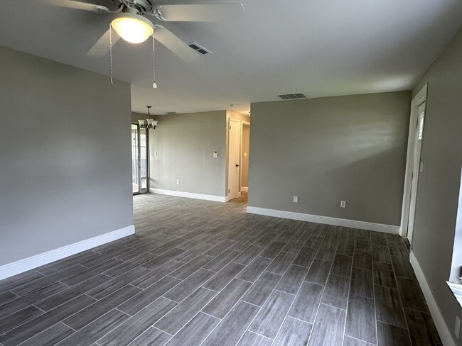 Building Photo - Charming Home in the Center of Town