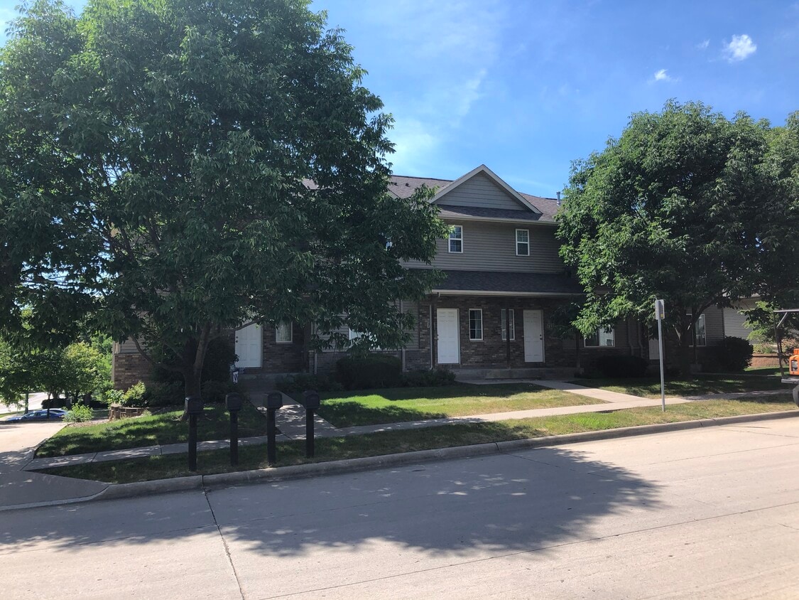 711 Scott Park Dr, Iowa City, IA 52245 Townhome Rentals in Iowa City