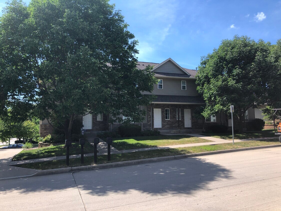 711 Scott Park Dr, Iowa City, IA 52245 Townhome Rentals in Iowa City