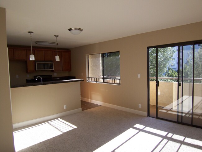 dining area - 10982 Roebling Ave