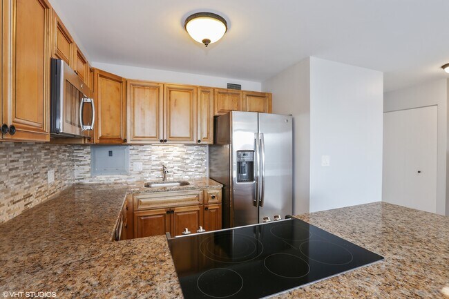 Building Photo - 555 W Cornelia Ave