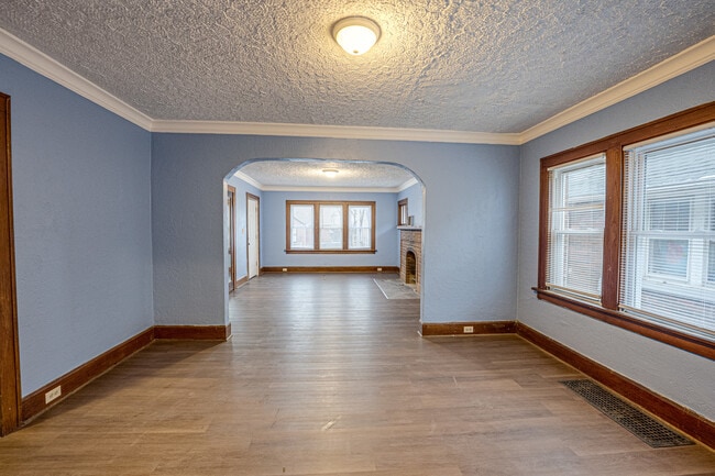 Building Photo - 2403 Elm St