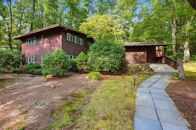 Building Photo - 30 Peacock Farm Rd