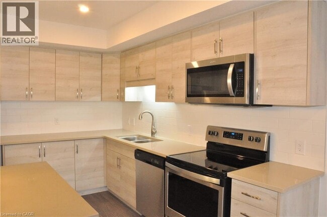 Building Photo - 160 Rochefort St.