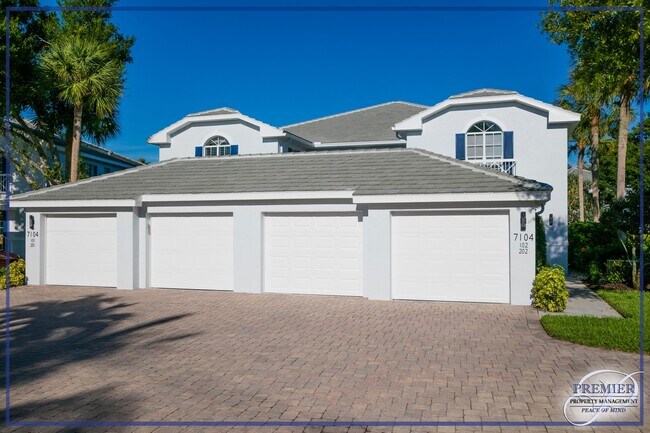 Foto del edificio - PELICAN BAY - BARRINGTON CLUB - AWESOME AMENITIES - BEACH ACCESS - FURNISHED- NEW RENOVATIONS-