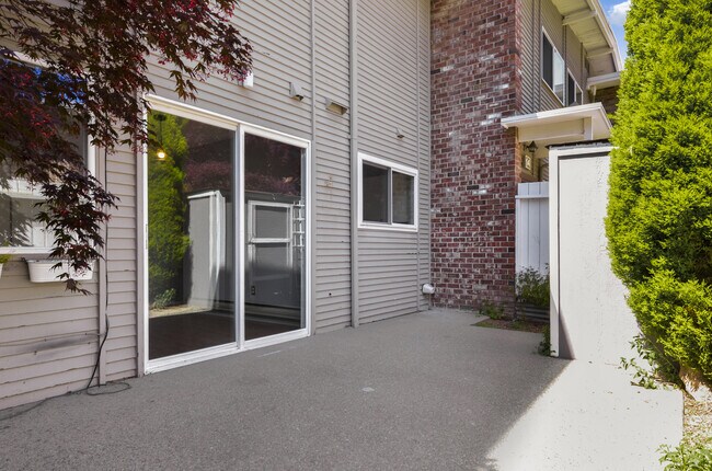 Building Photo - Lovely end unit at Newport Townhome move i...