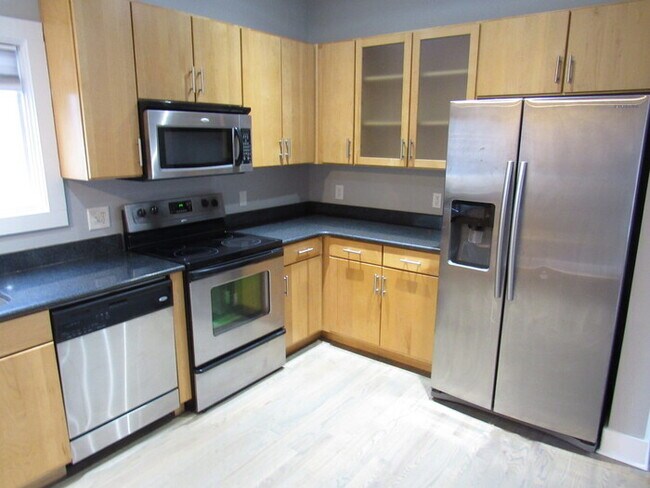 Foto del edificio - Germantown unit with attached 1 car garage!