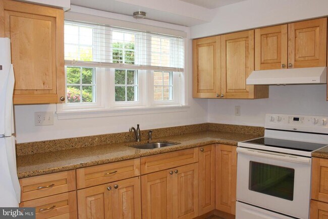 Building Photo - 56 Leeds Ct