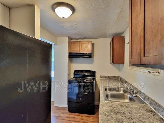 Building Photo - 9742 Highland Ave