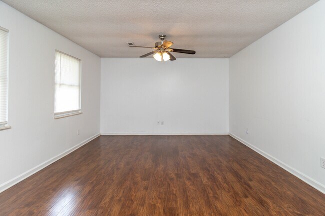 Foto del edificio - 2821 Vicksburg Ln