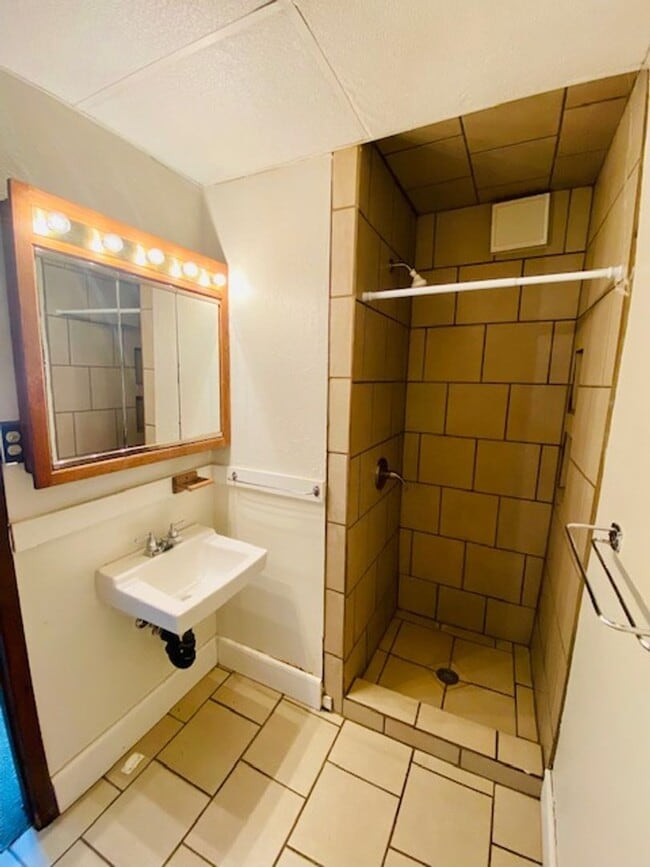 Foto del edificio - 1237 E Walnut St