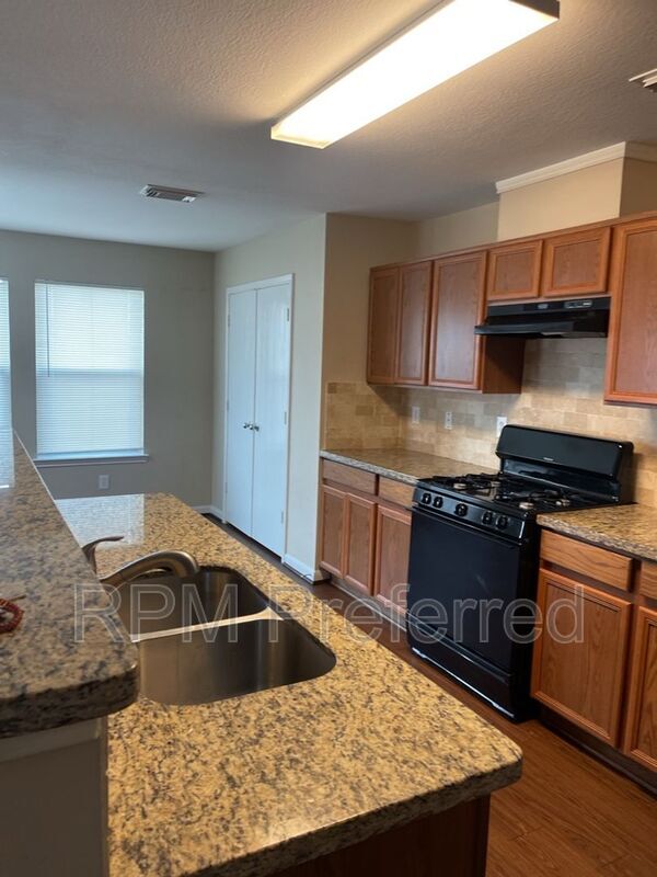 Foto del edificio - 18118 Tawnas Way Ln