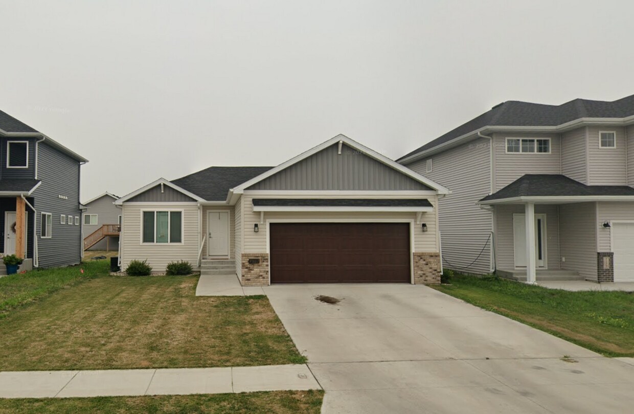 Foto principal - 4 Bed 3 Bath Single Family Home