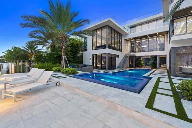 Building Photo - 440 Mola Ave