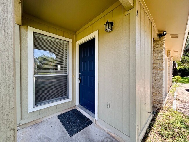 Building Photo - 12211 Dundee Dr