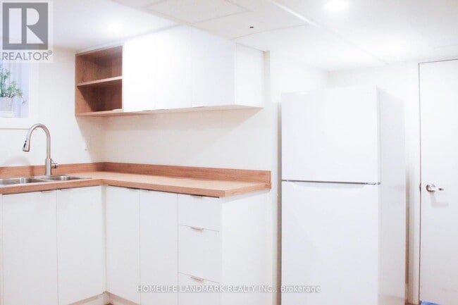 Building Photo - 65 Glenwood Crescent