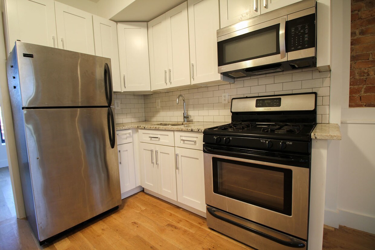 Primary Photo - 558 Monroe St