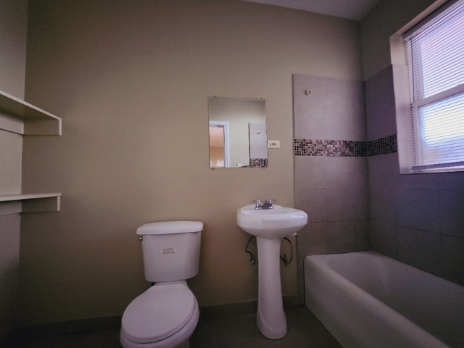 Photo - 1548 N Parkside Ave (Chicago, IL) Apartment