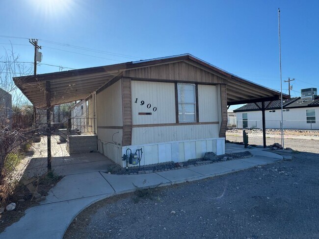 Building Photo - 1900 Granada Dr