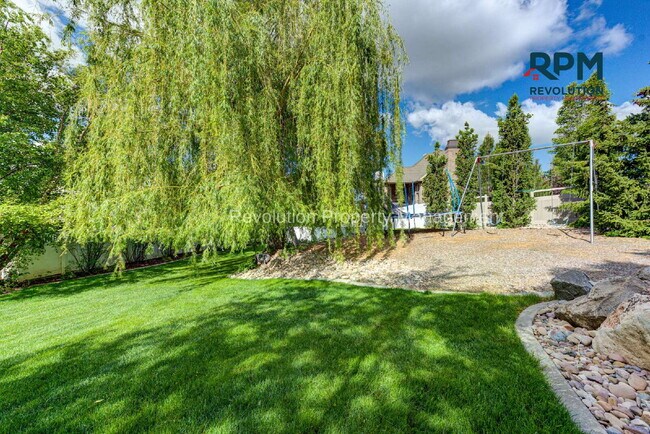 Foto del edificio - "Spacious Elegance: Stunning 6-Bedroom Ret...