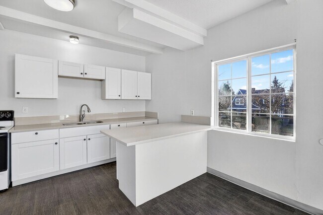 Building Photo - 1106-1112-1112 NE 81st Ave