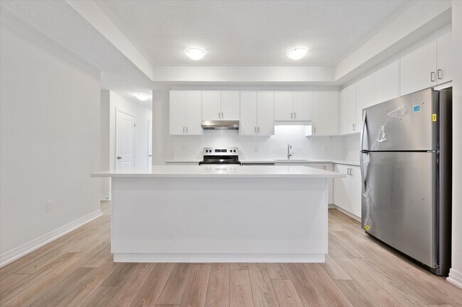 Building Photo - 7 Reverie Way