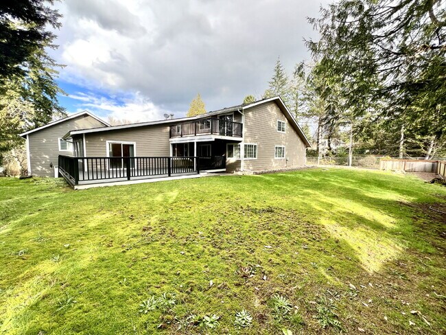 Building Photo - Spacious Living, Functional Comfort & Unbeatable Convenience