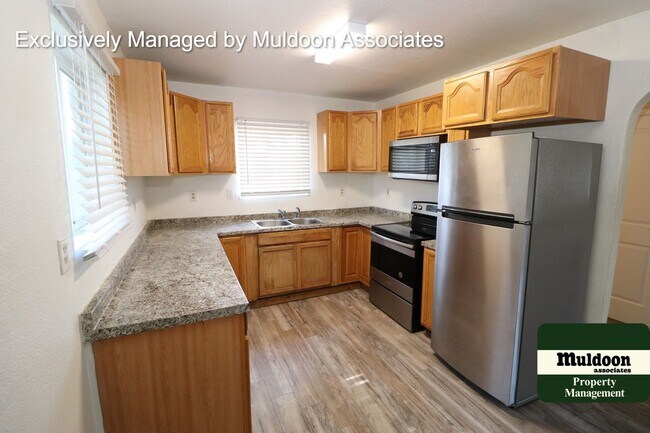 Foto del edificio - Cute as a button!  1 1/2 Story home on a b...